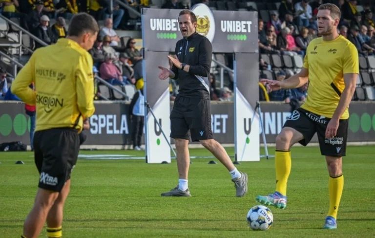 Vì sao Messi thích chuyền bóng chéo sân?